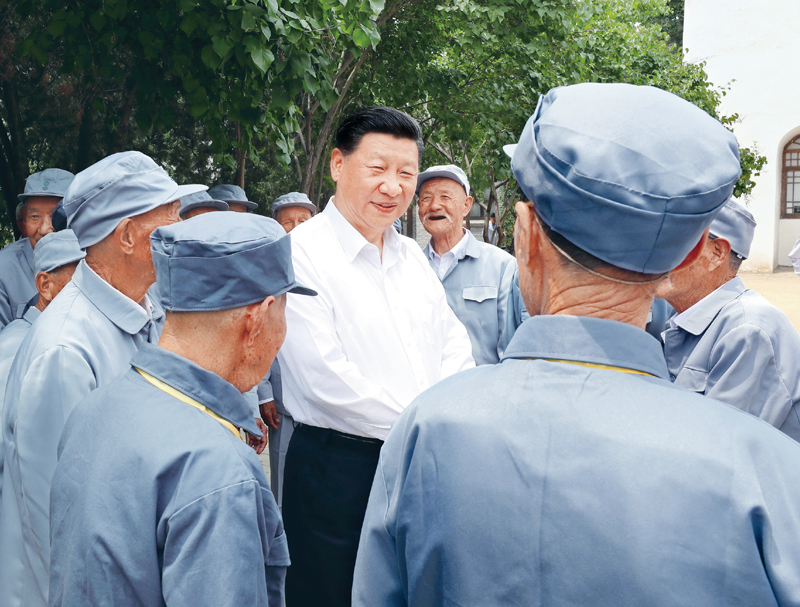 2017年6月21日至23日，中共中央总书记、国家主席、中央军委主席习近平在山西考察。这是6月21日上午，习近平在吕梁市兴县晋绥军区司令部旧址同晋绥边区老战士老同志代表亲切交谈。 新华社记者 庞兴雷/摄